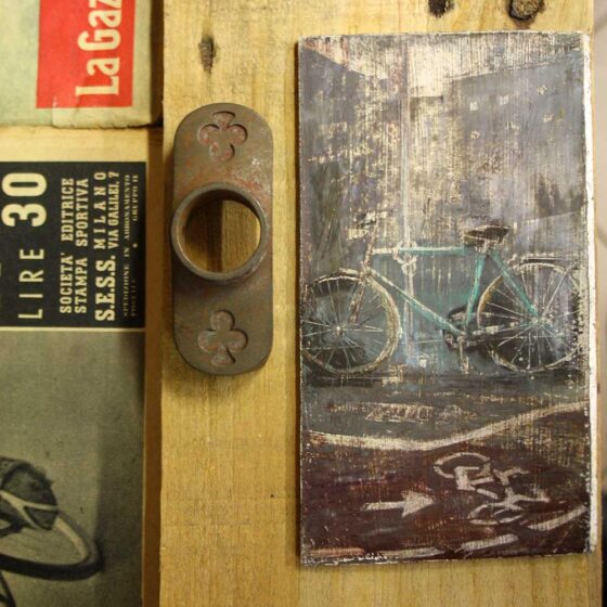 La bici sotto la pioggia, pastelli a olio su cartonlegno, cm 16,5x9 (2020) - Debora Piccinini Artista